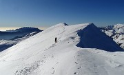 42 Sulla cima dell'Aralalta con alte cornici di neve non saliamo 